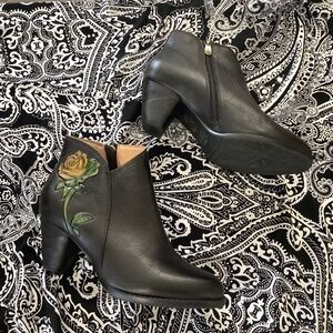 L’artisite Leather Ankle Boots with flower Sz 38 fit like 7.5